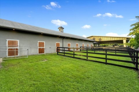 House in Davie, Florida 8 bedrooms, 592.72 sq.m. № 1927961 - photo 22