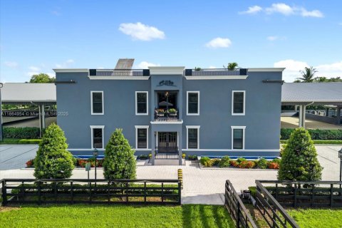 House in Davie, Florida 8 bedrooms, 592.72 sq.m. № 1927961 - photo 9