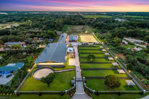 House in Davie, Florida 8 bedrooms, 592.72 sq.m. № 1927961 - photo 1