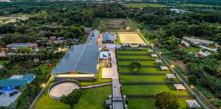 House in Davie, Florida 8 bedrooms, 592.72 sq.m. № 1927961