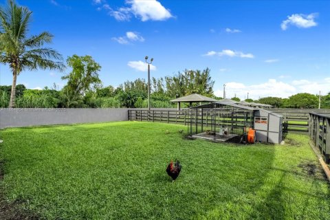 House in Davie, Florida 8 bedrooms, 592.72 sq.m. № 1927961 - photo 20