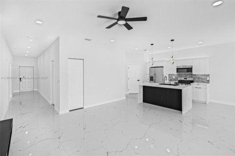 House in Cape Coral, Florida 3 bedrooms, 136.47 sq.m. № 1965422 - photo 18