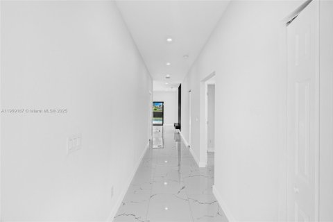 House in Cape Coral, Florida 3 bedrooms, 136.47 sq.m. № 1965422 - photo 15