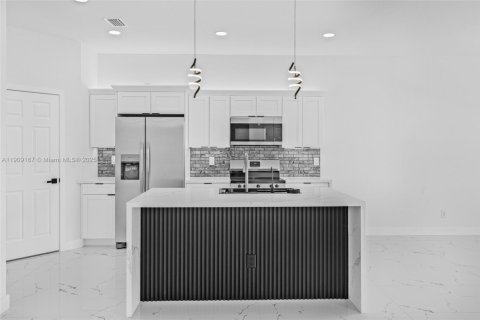 House in Cape Coral, Florida 3 bedrooms, 136.47 sq.m. № 1965422 - photo 23