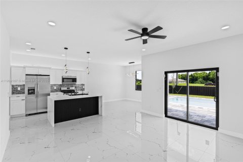 House in Cape Coral, Florida 3 bedrooms, 136.47 sq.m. № 1965422 - photo 19