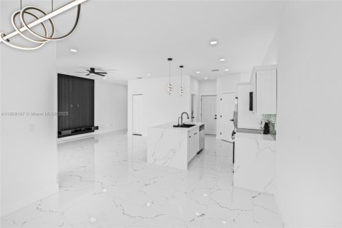 House in Cape Coral, Florida 3 bedrooms, 136.47 sq.m. № 1965422 - photo 29