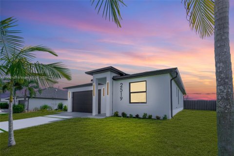 House in Cape Coral, Florida 3 bedrooms, 136.47 sq.m. № 1965422 - photo 13