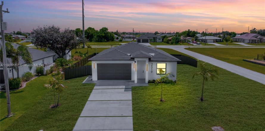 House in Cape Coral, Florida 3 bedrooms, 136.47 sq.m. № 1965422