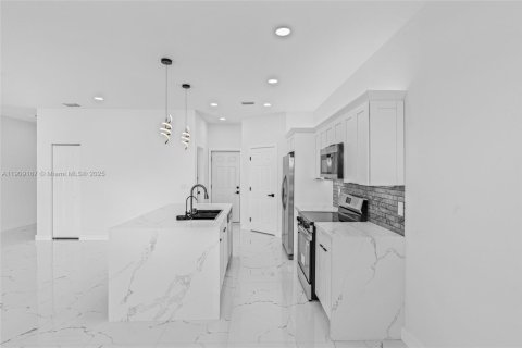 House in Cape Coral, Florida 3 bedrooms, 136.47 sq.m. № 1965422 - photo 26