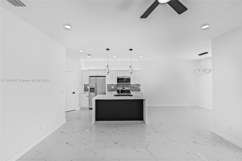 House in Cape Coral, Florida 3 bedrooms, 136.47 sq.m. № 1965422 - photo 22