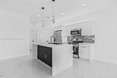 House in Cape Coral, Florida 3 bedrooms, 136.47 sq.m. № 1965422 - photo 25