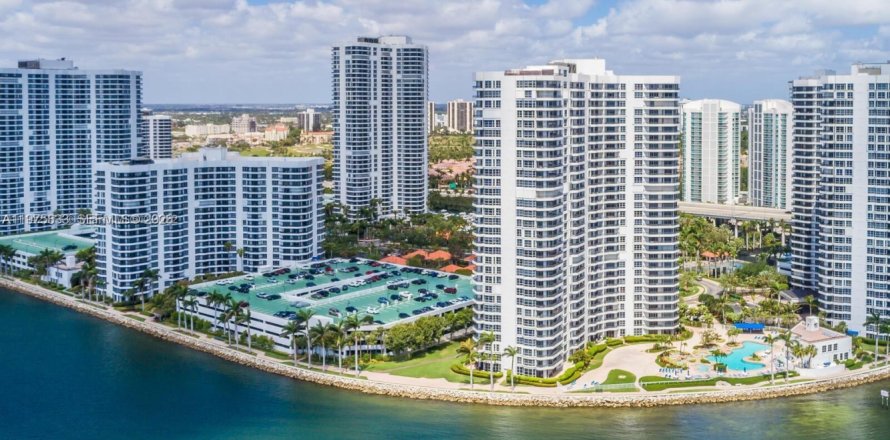 Condominio en Aventura, Florida, 2 dormitorios № 2079115