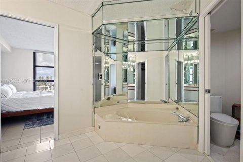 Condominio en venta en Aventura, Florida, 2 dormitorios, 134.43 m2 № 2079115 - foto 18