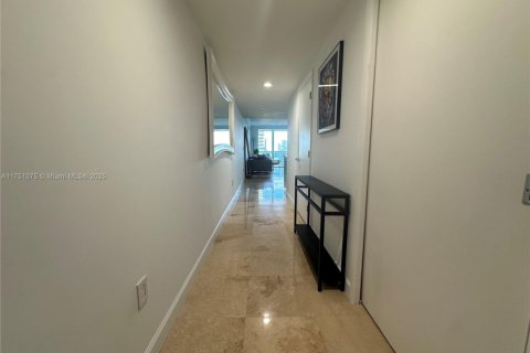 Condo in Hallandale Beach, Florida, 2 bedrooms  № 1498329 - photo 19