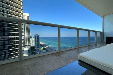 Condo in Hallandale Beach, Florida, 2 bedrooms  № 1498329 - photo 1