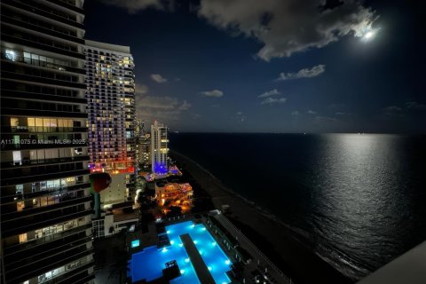 Condo in Hallandale Beach, Florida, 2 bedrooms  № 1498329 - photo 29
