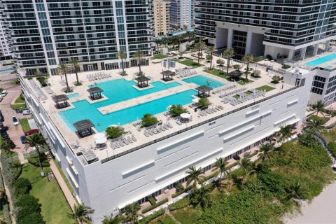 Condo in Hallandale Beach, Florida, 2 bedrooms  № 1498329 - photo 27