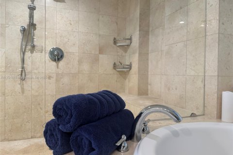 Condo in Hallandale Beach, Florida, 2 bedrooms  № 1498329 - photo 18