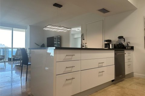 Condo in Hallandale Beach, Florida, 2 bedrooms  № 1498329 - photo 3
