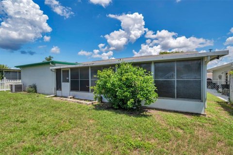 House in Port Richey, Florida 2 bedrooms, 123.1 sq.m. № 1869394 - photo 6
