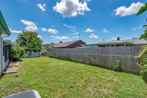 House in Port Richey, Florida 2 bedrooms, 123.1 sq.m. № 1869394 - photo 4