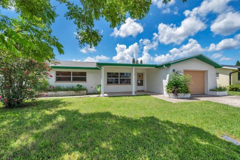House in Port Richey, Florida 2 bedrooms, 123.1 sq.m. № 1869394 - photo 3