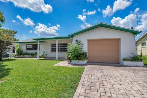 House in Port Richey, Florida 2 bedrooms, 123.1 sq.m. № 1869394 - photo 1