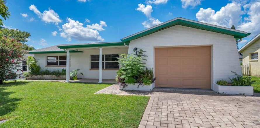 House in Port Richey, Florida 2 bedrooms, 123.1 sq.m. № 1869394