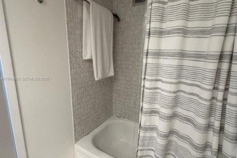 Condominio en alquiler en Hallandale Beach, Florida, 2 dormitorios, 85.84 m2 № 2085900 - foto 14