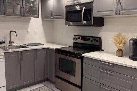 Condominio en Hallandale Beach, Florida, 2 dormitorios  № 2085900