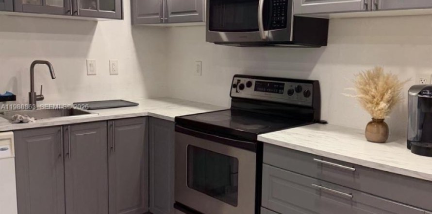 Condominio en Hallandale Beach, Florida, 2 dormitorios  № 2085900
