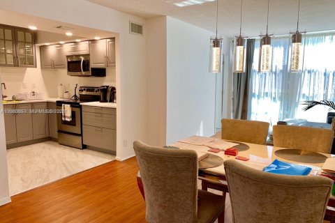 Condominio en alquiler en Hallandale Beach, Florida, 2 dormitorios, 85.84 m2 № 2085900 - foto 2