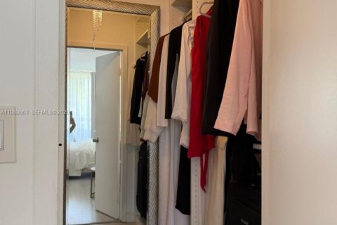 Condominio en alquiler en Hallandale Beach, Florida, 2 dormitorios, 85.84 m2 № 2085900 - foto 17