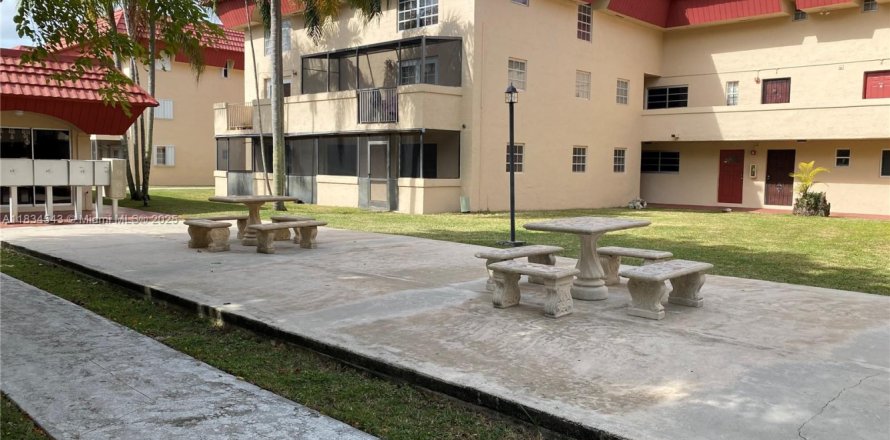 Apartment in Miami, Florida 2 bedrooms, 106.84 sq.m. № 1958658