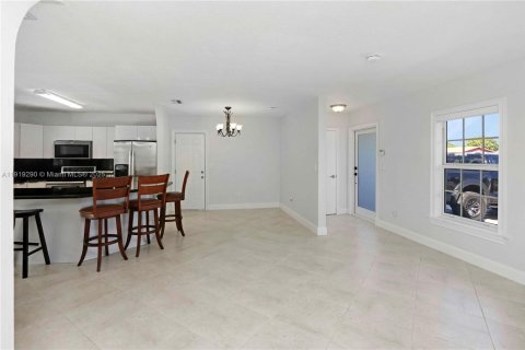 Снять в аренду виллу или дом в Майами, Флорида 3 спальни, 120.4м2, № 1974528 - фото 5