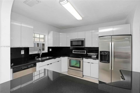 Снять в аренду виллу или дом в Майами, Флорида 3 спальни, 120.4м2, № 1974528 - фото 9