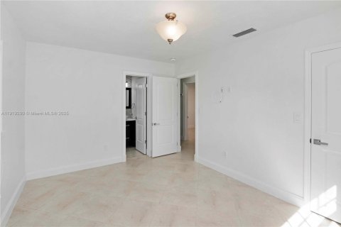 Снять в аренду виллу или дом в Майами, Флорида 3 спальни, 120.4м2, № 1974528 - фото 18