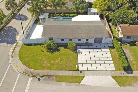 Снять в аренду виллу или дом в Майами, Флорида 3 спальни, 120.4м2, № 1974528 - фото 30