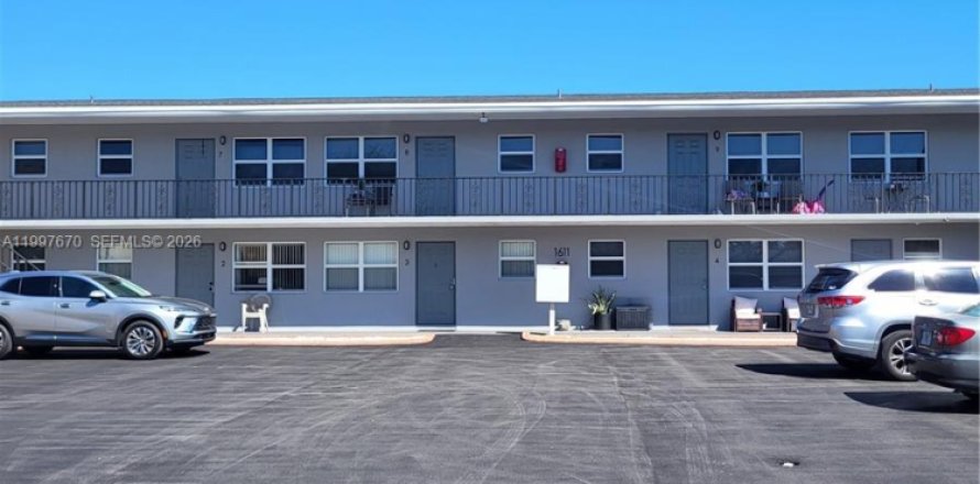 Кондоминиум с 1 спальней в Лантана, Флорида № 2066125