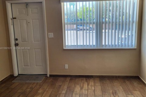 Снять в аренду кондоминиум в Лантана, Флорида 1 спальня, 55.74м2, № 2066125 - фото 3