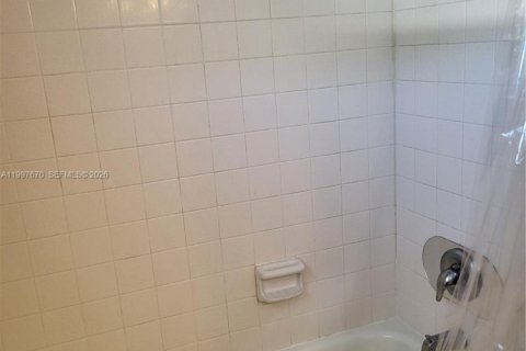 Снять в аренду кондоминиум в Лантана, Флорида 1 спальня, 55.74м2, № 2066125 - фото 5