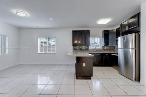Casa en venta en Miami, Florida, 3 dormitorios, 138.61 m2 № 1984196 - foto 12