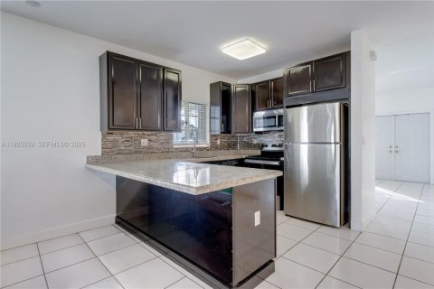 Casa en venta en Miami, Florida, 3 dormitorios, 138.61 m2 № 1984196 - foto 10