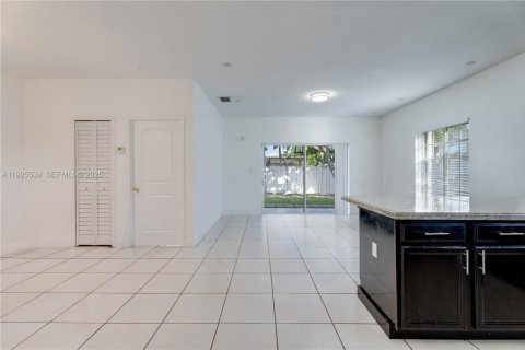 Casa en venta en Miami, Florida, 3 dormitorios, 138.61 m2 № 1984196 - foto 8