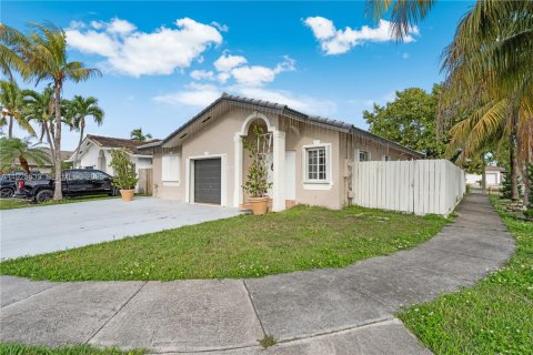 Casa en venta en Miami, Florida, 3 dormitorios, 138.61 m2 № 1984196 - foto 3