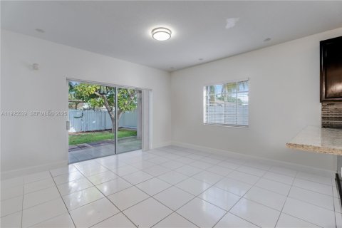 Casa en venta en Miami, Florida, 3 dormitorios, 138.61 m2 № 1984196 - foto 13