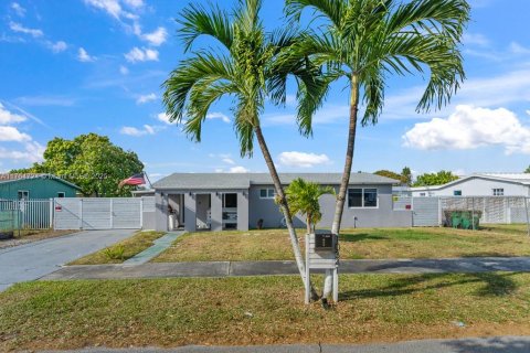 House in Miami, Florida 5 bedrooms, 137.5 sq.m. № 1691676 - photo 1