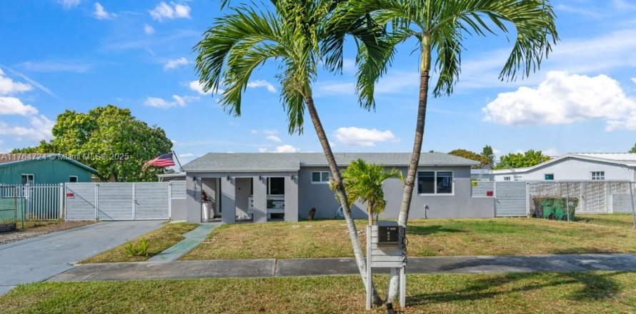 House in Miami, Florida 5 bedrooms, 137.5 sq.m. № 1691676