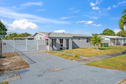 House in Miami, Florida 5 bedrooms, 137.5 sq.m. № 1691676 - photo 2