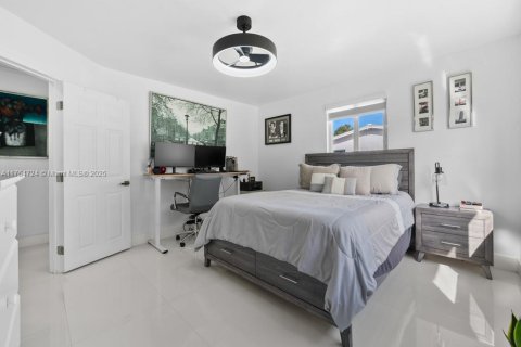 House in Miami, Florida 5 bedrooms, 137.5 sq.m. № 1691676 - photo 16